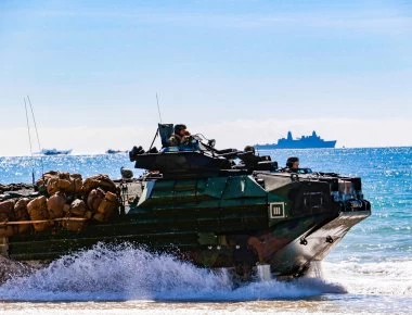 Αμφίβια επίθεση: Έτσι πραγματοποιούν αποβάσεις οι Αμερικανοί Πεζοναύτες